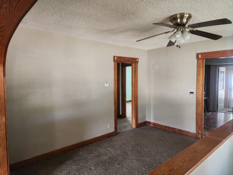 Dining room - 811 W Main St