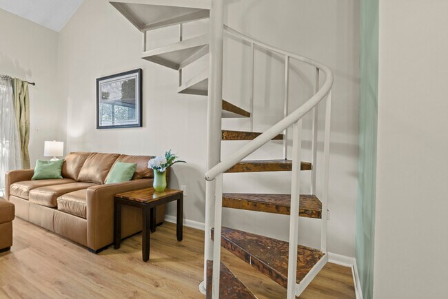 Building Photo - Fully remolded and furnished condo.