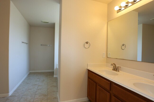 Building Photo - 422 New Hope Ln