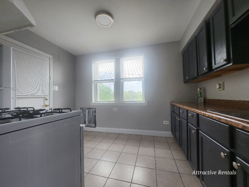 Building Photo - 9909 S Charles St