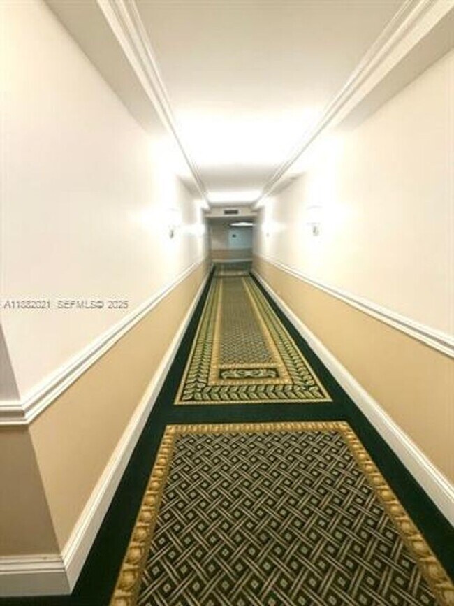 Building Photo - 1121 Crandon Blvd