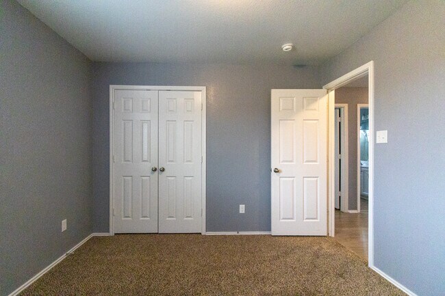 Building Photo - 6505 Clear Brook Dr