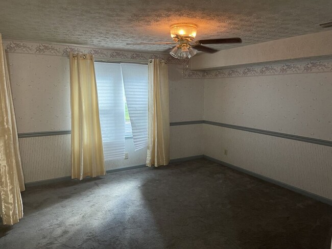 Building Photo - Charming 4 Bedroom, 3 Bathroom Home in the...