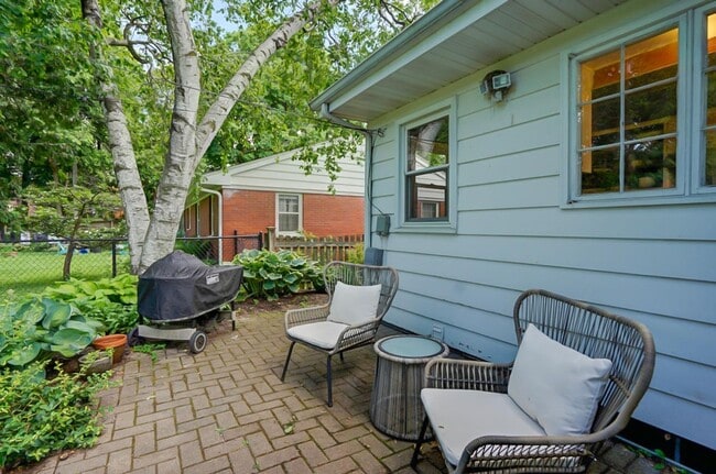Building Photo - Charming West Side Single Family Home with Mid Century Modern feel
