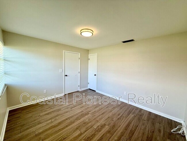 Building Photo - 14903 Imperial Point Dr N