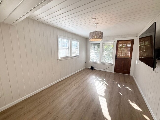 Building Photo - Charming Beachside Rental!