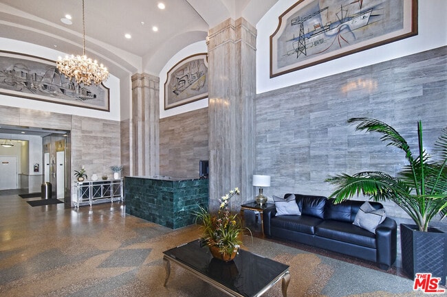 Building Photo - 939 S Broadway