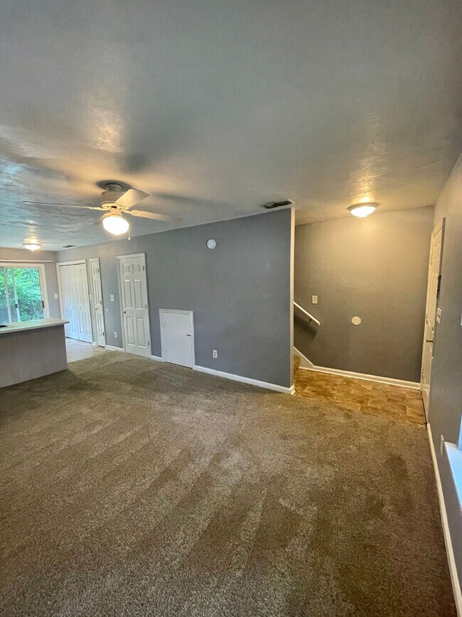 Building Photo - 2/2.5 Townhouse off Tennessee Street - Washer and Dryer in unit