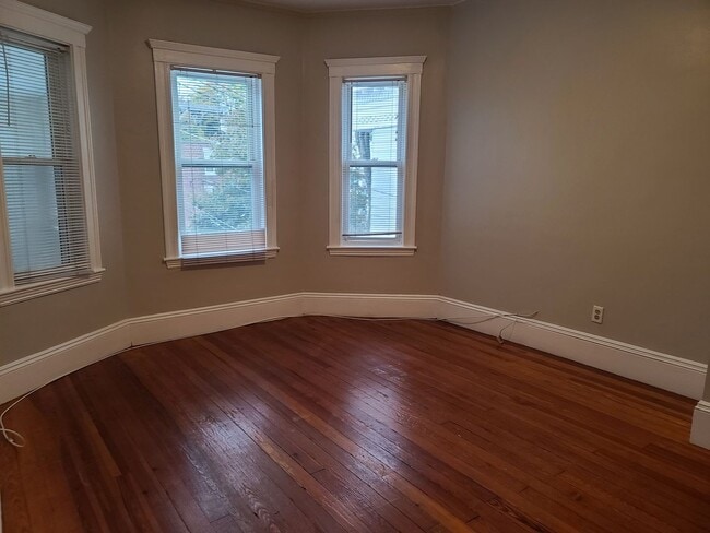 Building Photo - Huge 4 bed unit in the heart of Oak Square!