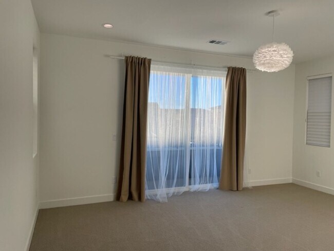 Building Photo - Stunning 3 bedroom 3 bath home in the Grea...