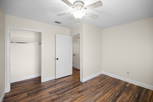 Building Photo - 115 Country Club Dr