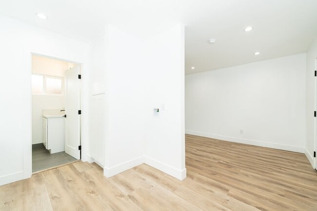 Building Photo - 7020 Schroll St