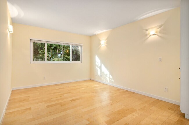 Building Photo - Fully remodeled 2BR/2BA condo in prime Wes...