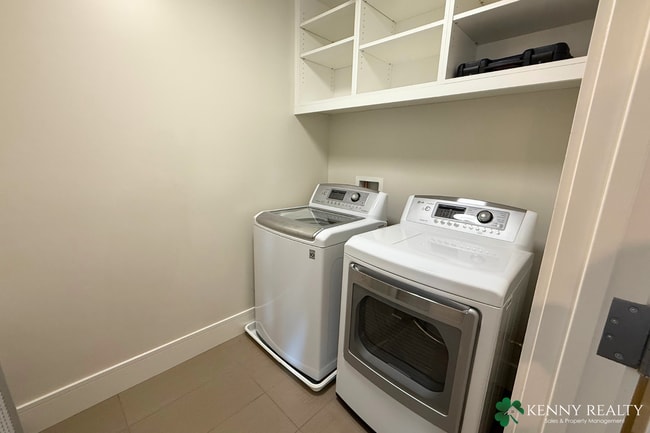 Building Photo - Spacious 2 Bedroom Condo in Prime Burlinga...