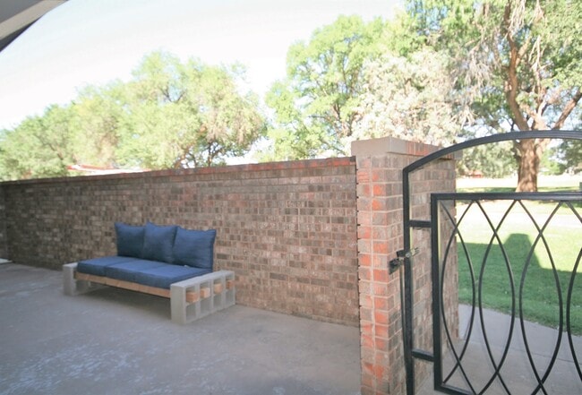 Building Photo - 2 Story Condo on Golf Course / A Great Vie...