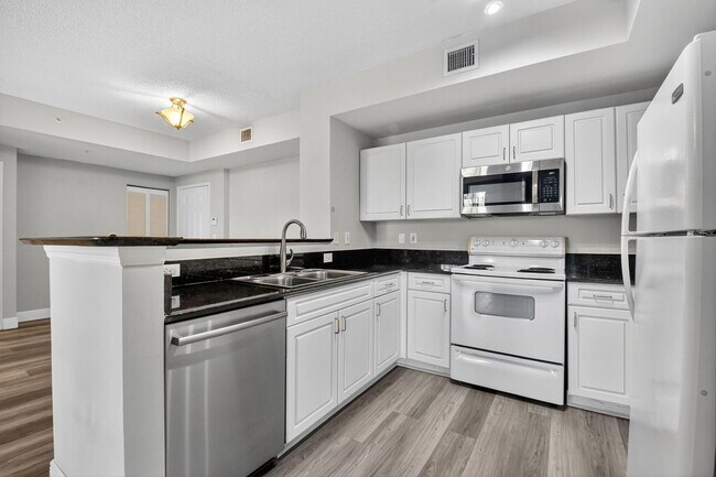 Building Photo - 780 S Sapodilla Ave