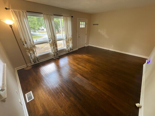 Building Photo - Reduced to $1550/mo! N Central Greensboro location, 3/2 brick home with lots of shade, fresh paint!