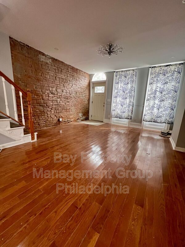 Building Photo - 827 Almond St