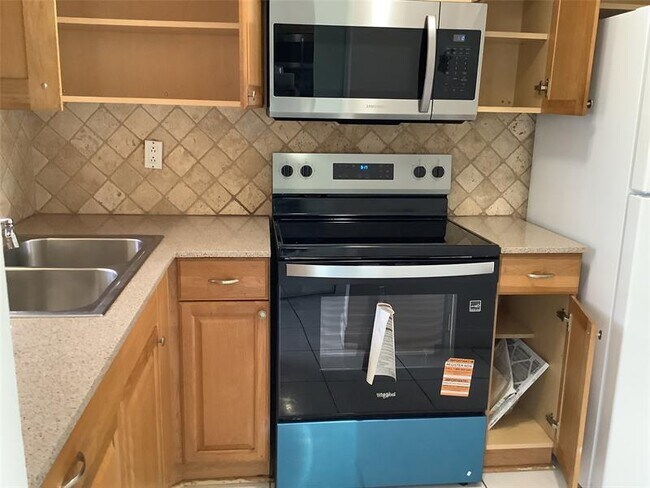 Building Photo - 8220 Sunrise Lakes Blvd