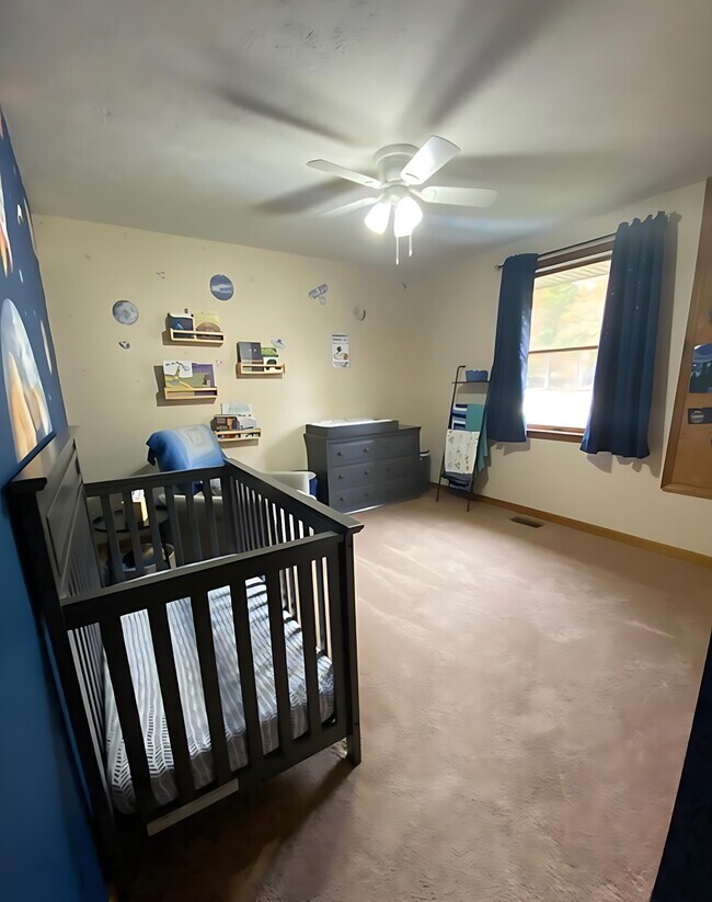 Building Photo - 8624 Valley Dr