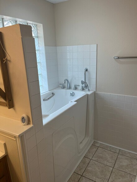 Building Photo - 3403 Crestmont Dr