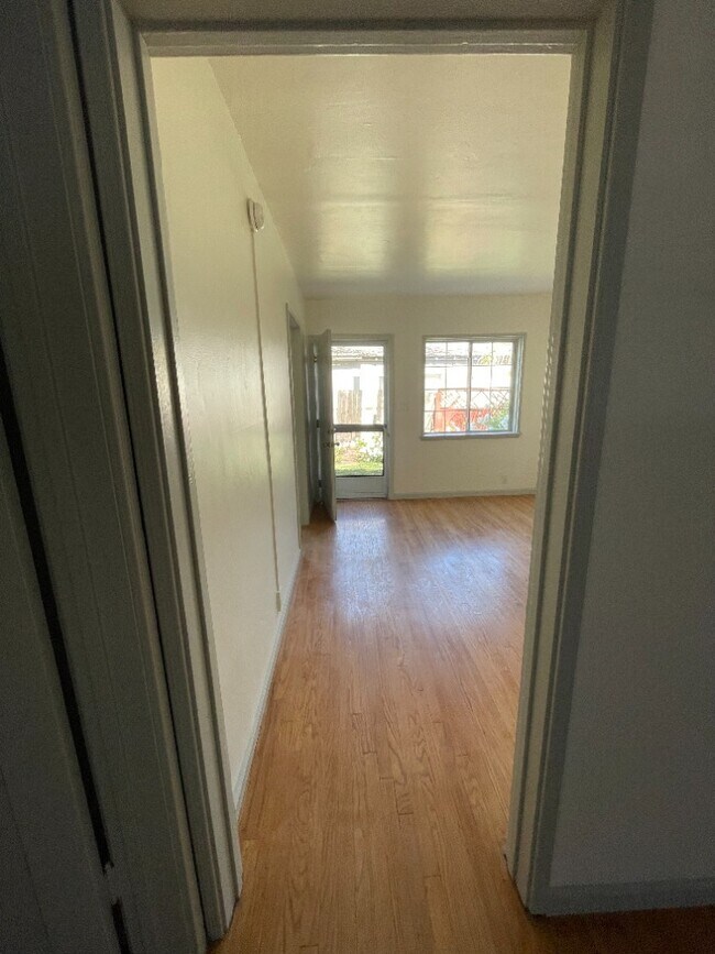 Building Photo - 14550 Moorpark St