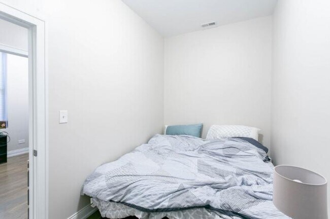 Building Photo - 3 bedroom in CHICAGO IL 60608