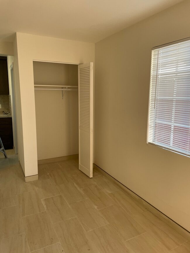 Building Photo - 114 W B St