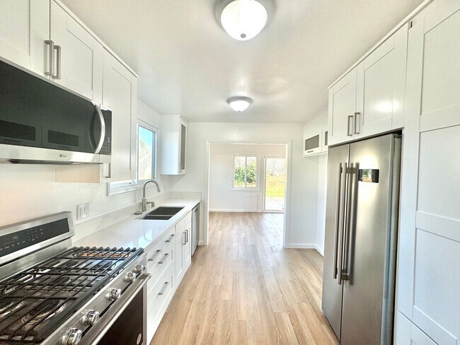 Building Photo - Beautifully Remodeled 4bd/2.5ba CLAIREMONT Home! Fenced yard, garage, PET friendly!