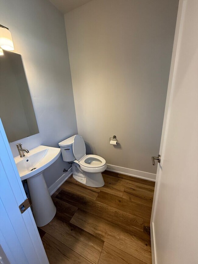 Building Photo - Petrosa!  3 Bdrm, 2.5 Bath 1450 sq ft Town...
