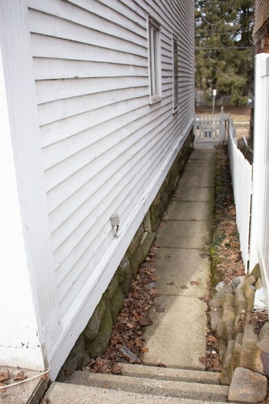 Building Photo - 1072 University Pl