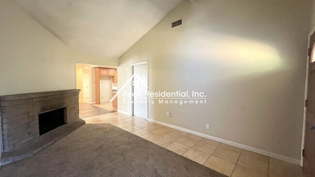 Building Photo - Spacious 2bd/1ba Duplex with Garage near American River College