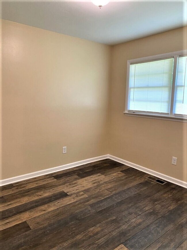 Building Photo - Move In Special!! 1/2 Off First Month's Re...