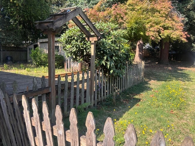 Building Photo - Don't Miss This Charming Milwaukie Home with an Oversized Backyard!
