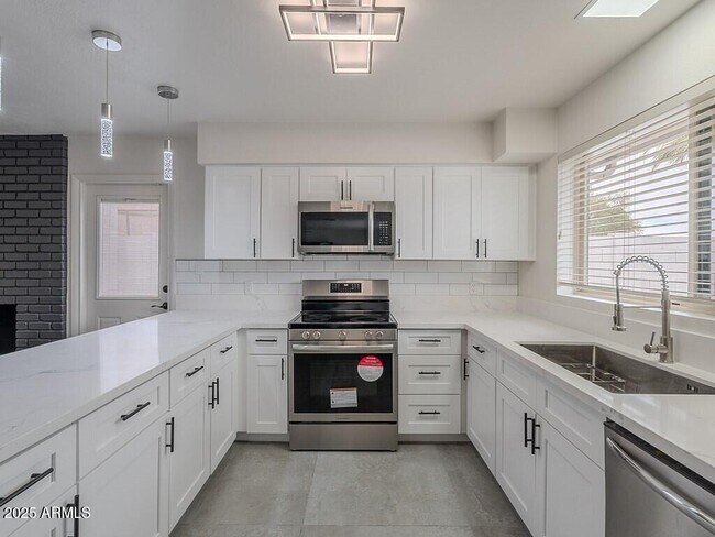 Building Photo - 5817 S Siesta Ln