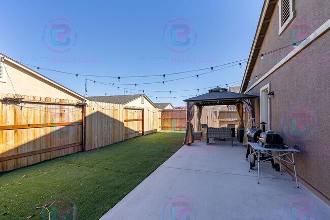 Building Photo - Spacious 4-Bedroom Lemon Valley Home with ...