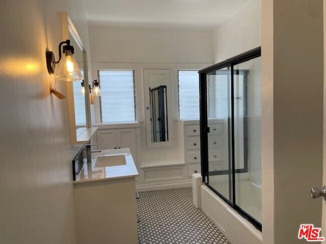 Building Photo - 456 S Wilton Pl