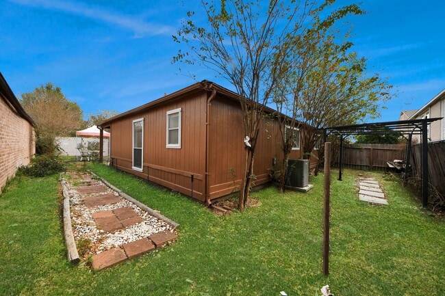 Building Photo - 17003 Amidon Dr