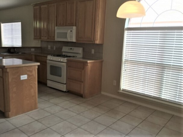 Building Photo - 8963 River Falls Dr