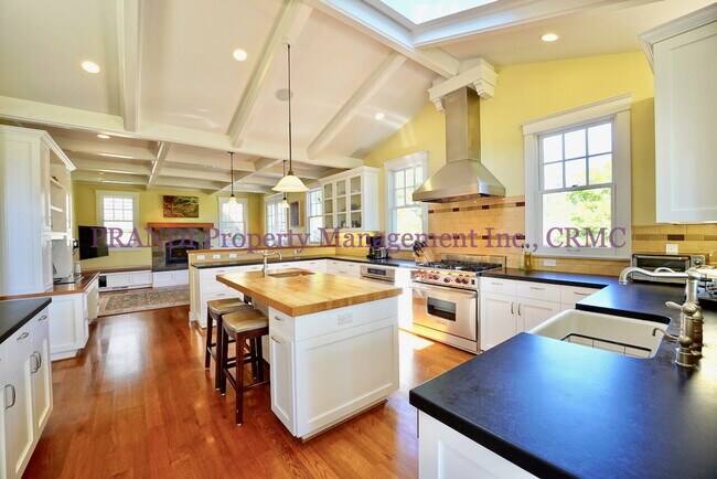 Building Photo - Majestic Custom-Designed Five-Bedroom Esta...