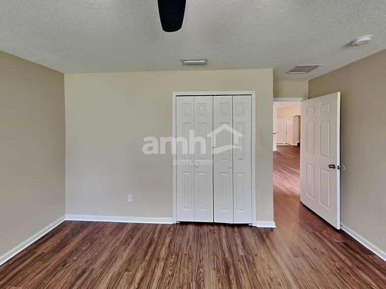 Building Photo - 2533 Royal Pointe Dr