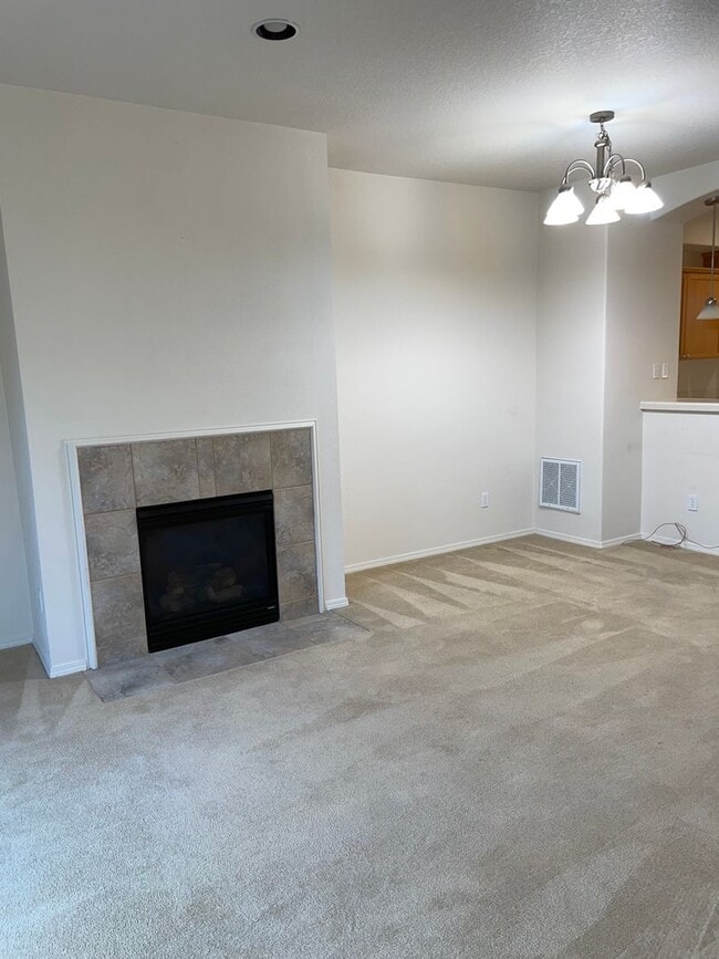 Building Photo - Holiday Move-in Special! 3br/3ba Townhouse near 170th ave MAX station