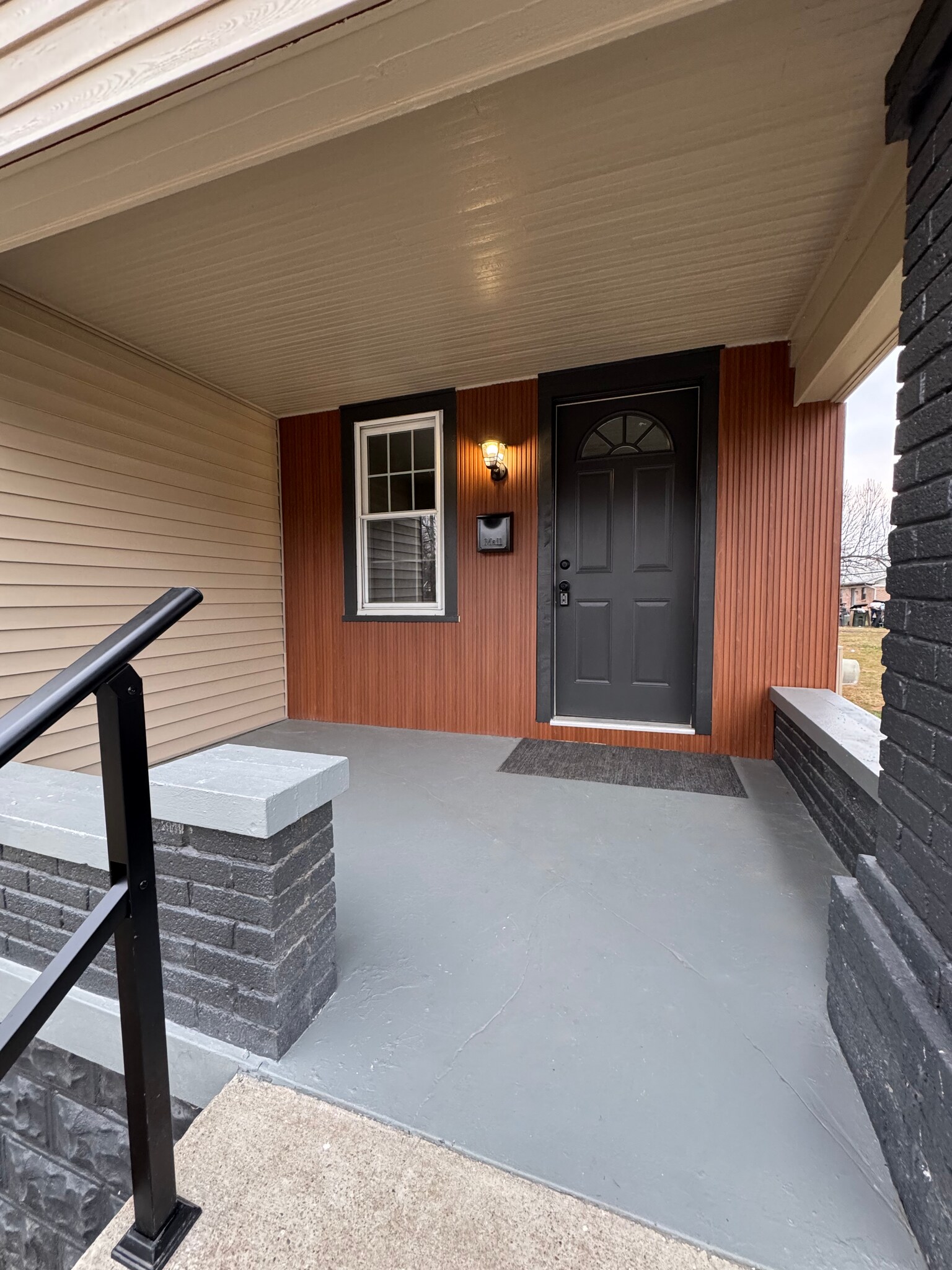 Building Photo - 515 E 9th St