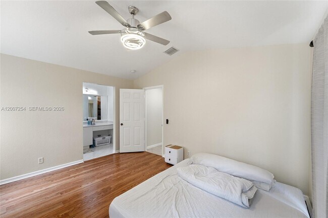 Building Photo - 1004 Golden Cane Dr