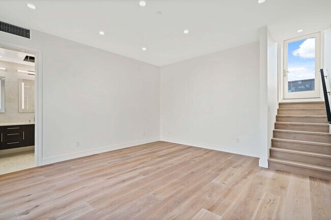 Building Photo - 45 Garnet St