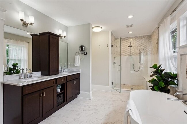 Building Photo - 843 Monroe Dr NE