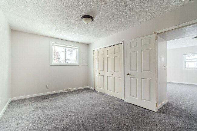 Building Photo - Newly Renovated Warren Gem: New Appliances, Hardwood & Cozy New Carpet!