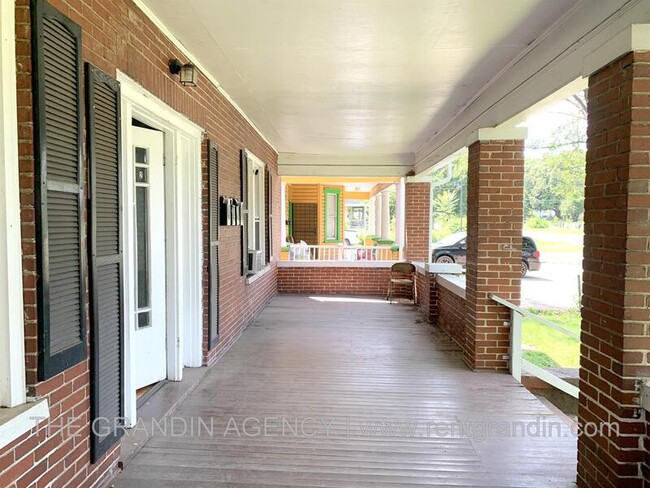 Building Photo - 1306 Patterson Ave SW