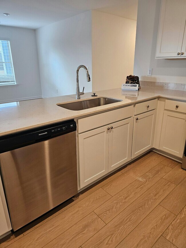 Building Photo - 112 Labrador Ln