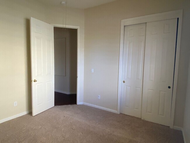 Building Photo - 9780 Shadowstone Ct